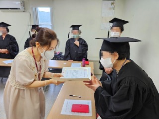 졸업장 수여1.jpg